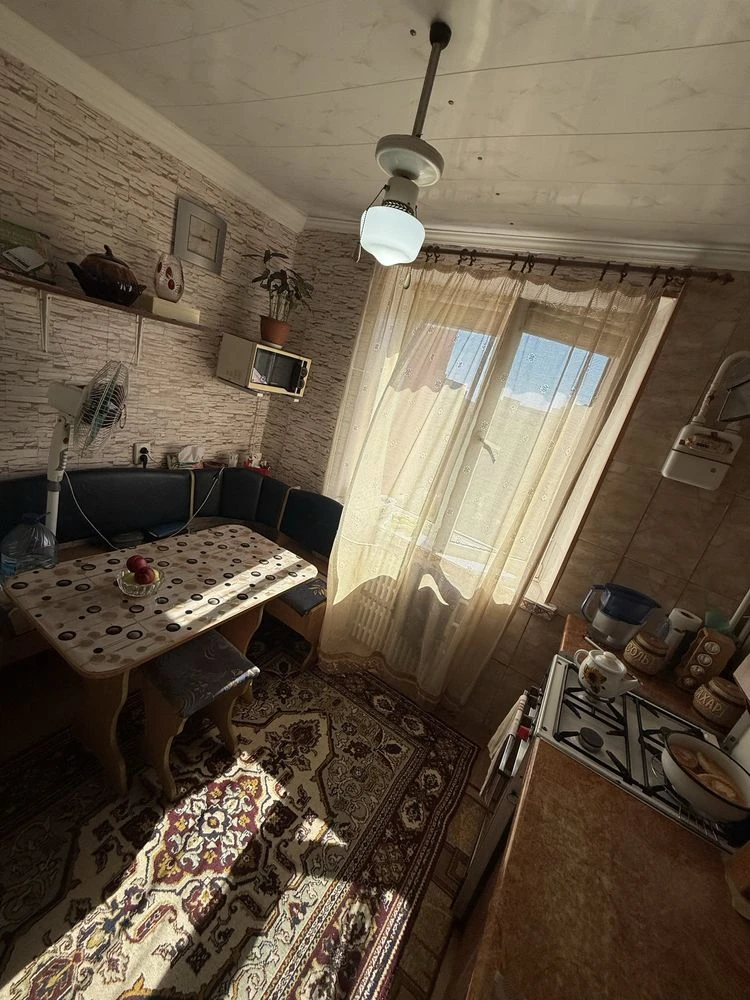 For Sale: Cozy 4-room apartment, Left Bank