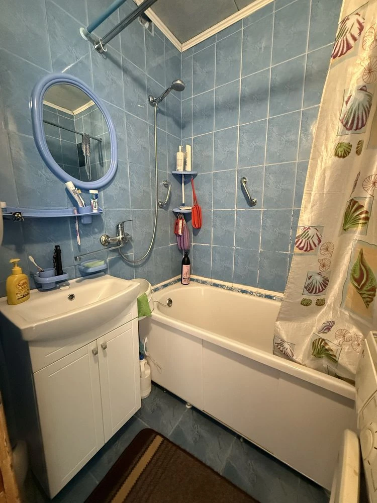 For Sale: Cozy 4-room apartment, Left Bank