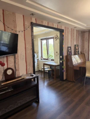 For sale 4-room apartment! Left bank!
