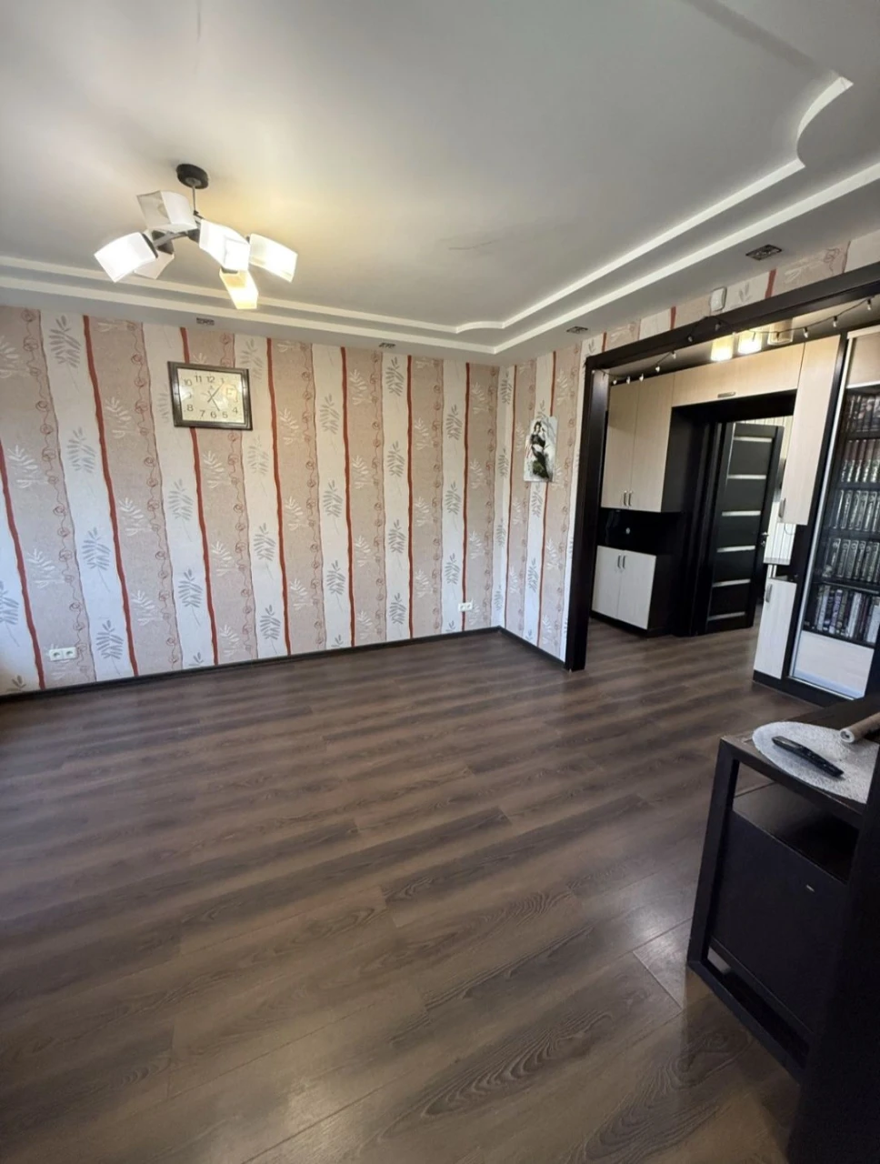 For sale 4-room apartment! Left bank!