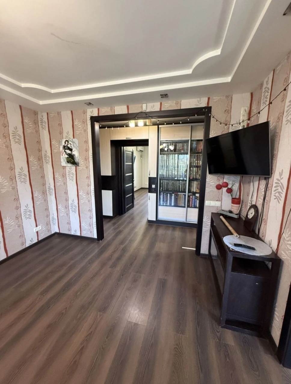 For sale 4-room apartment! Left bank!