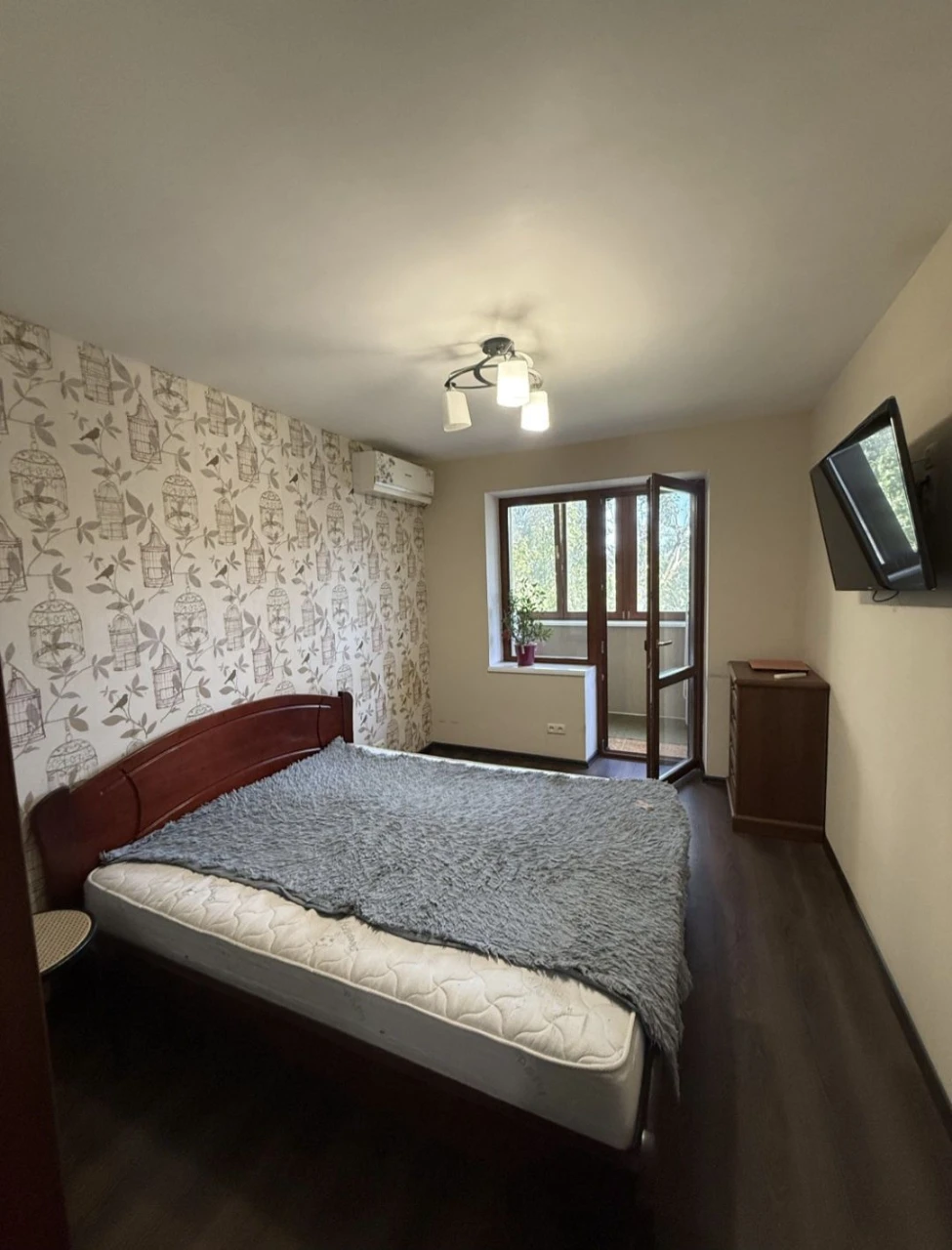 For sale 4-room apartment! Left bank!