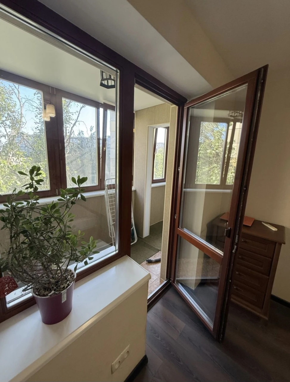 For sale 4-room apartment! Left bank!