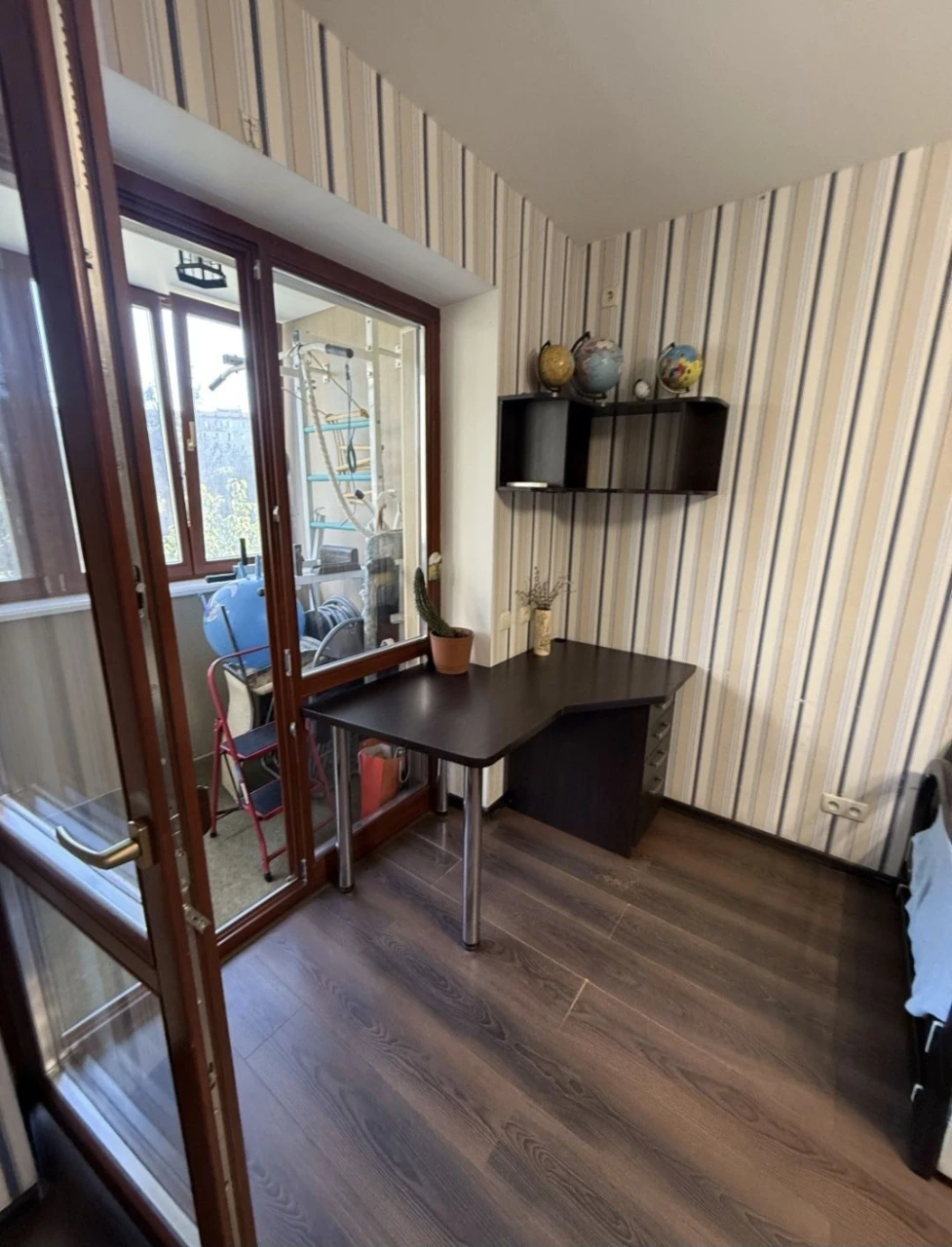 For sale 4-room apartment! Left bank!