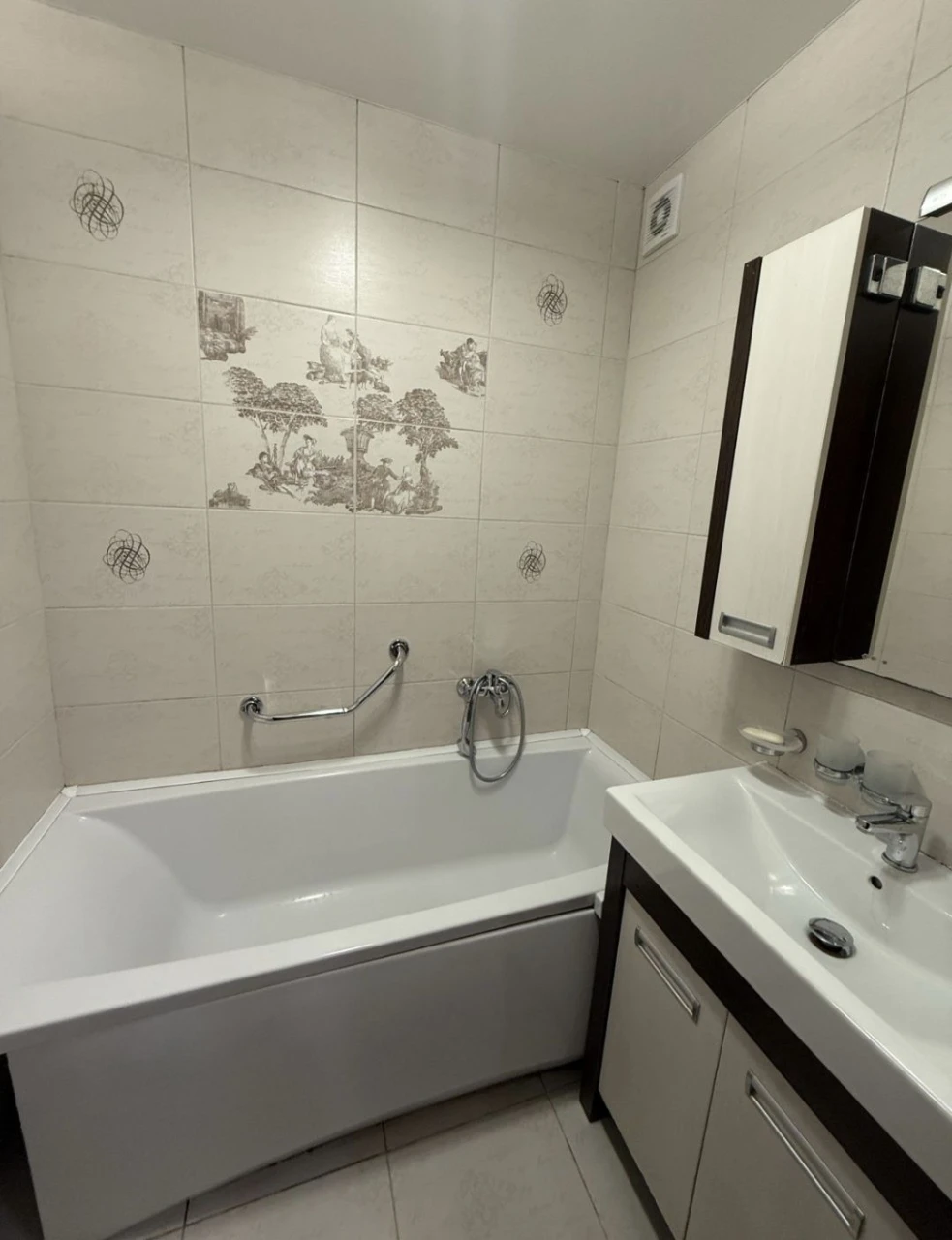 For sale 4-room apartment! Left bank!