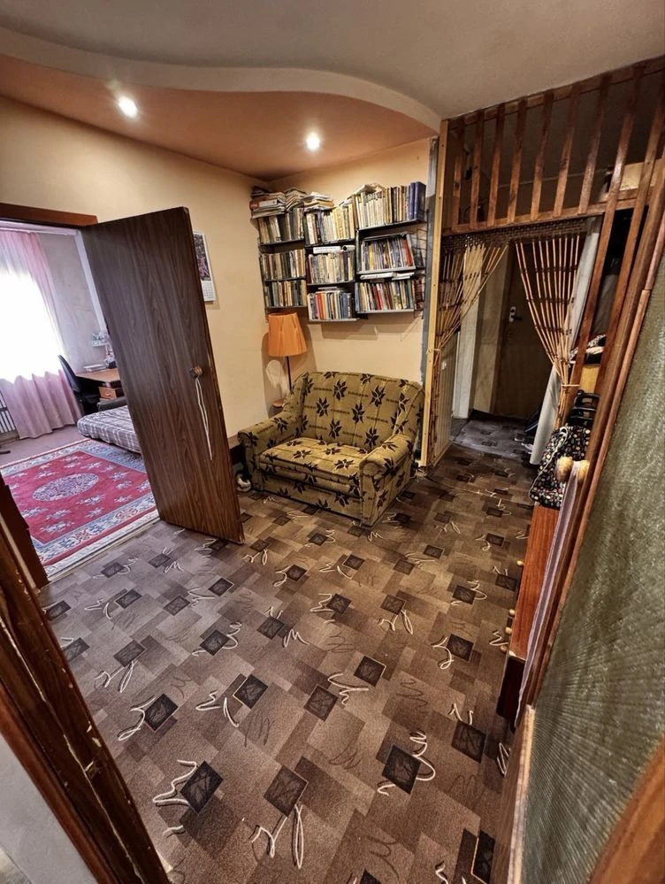 Продам 3-ком.кв на Левом берегу, 5 микрорайон с видом на Лес