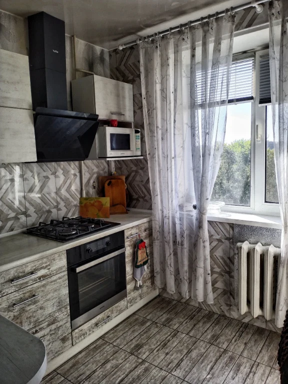 Sale of a 4-room apartment on the Left Bank of Kam'yans'ke