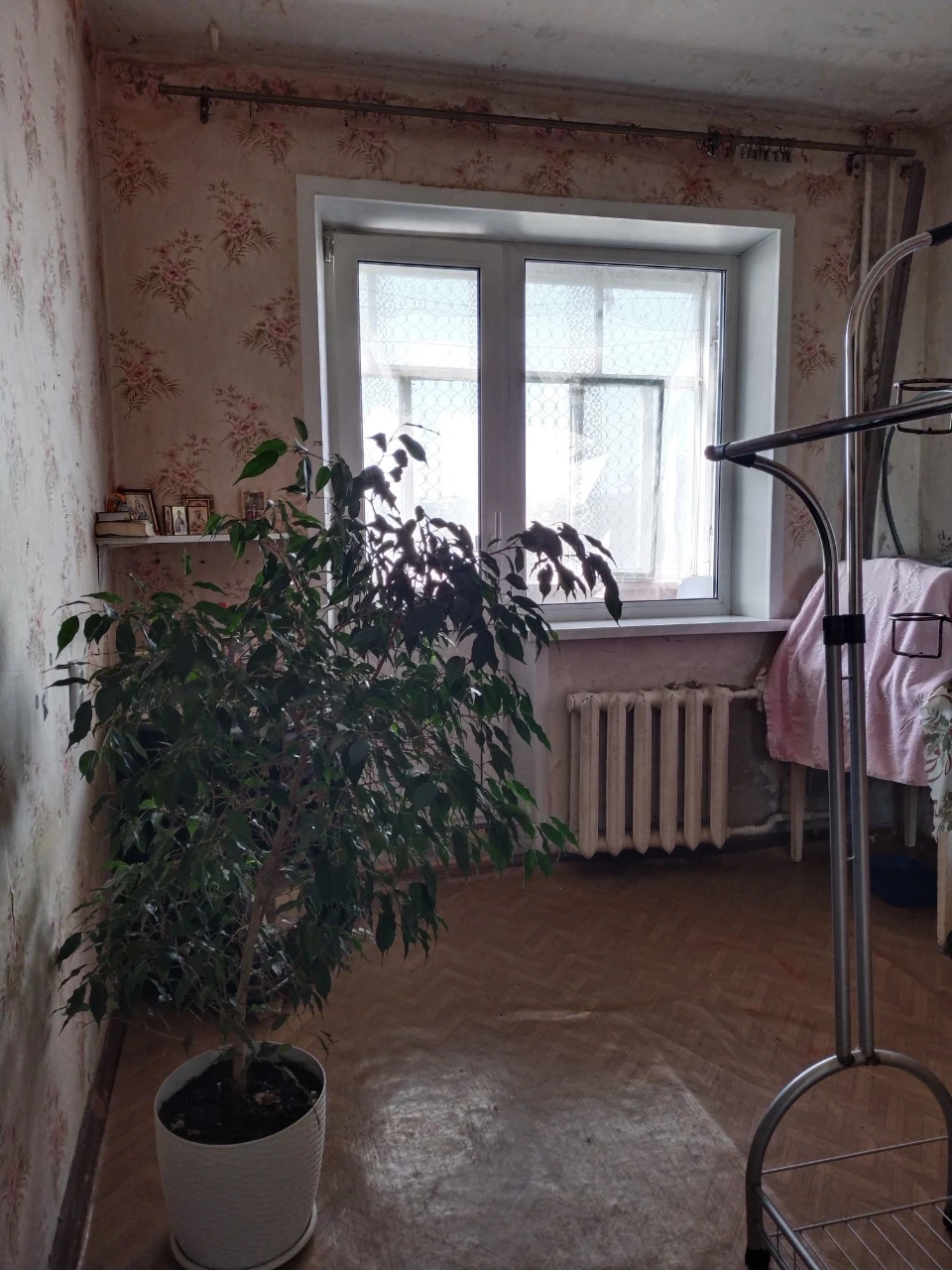 Sale of a 4-room apartment on the Left Bank of Kam'yans'ke
