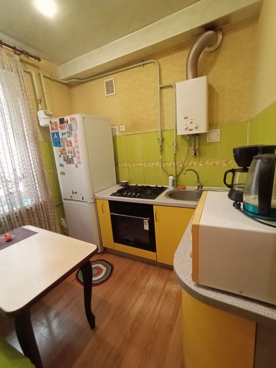 For Sale: 2-bedroom apartment, move in and live!
