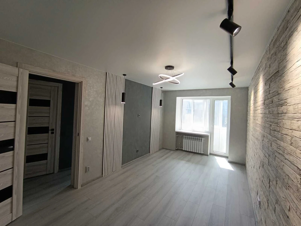 FOR SALE: 1-bedroom apartment in the city center on Freedom Avenue