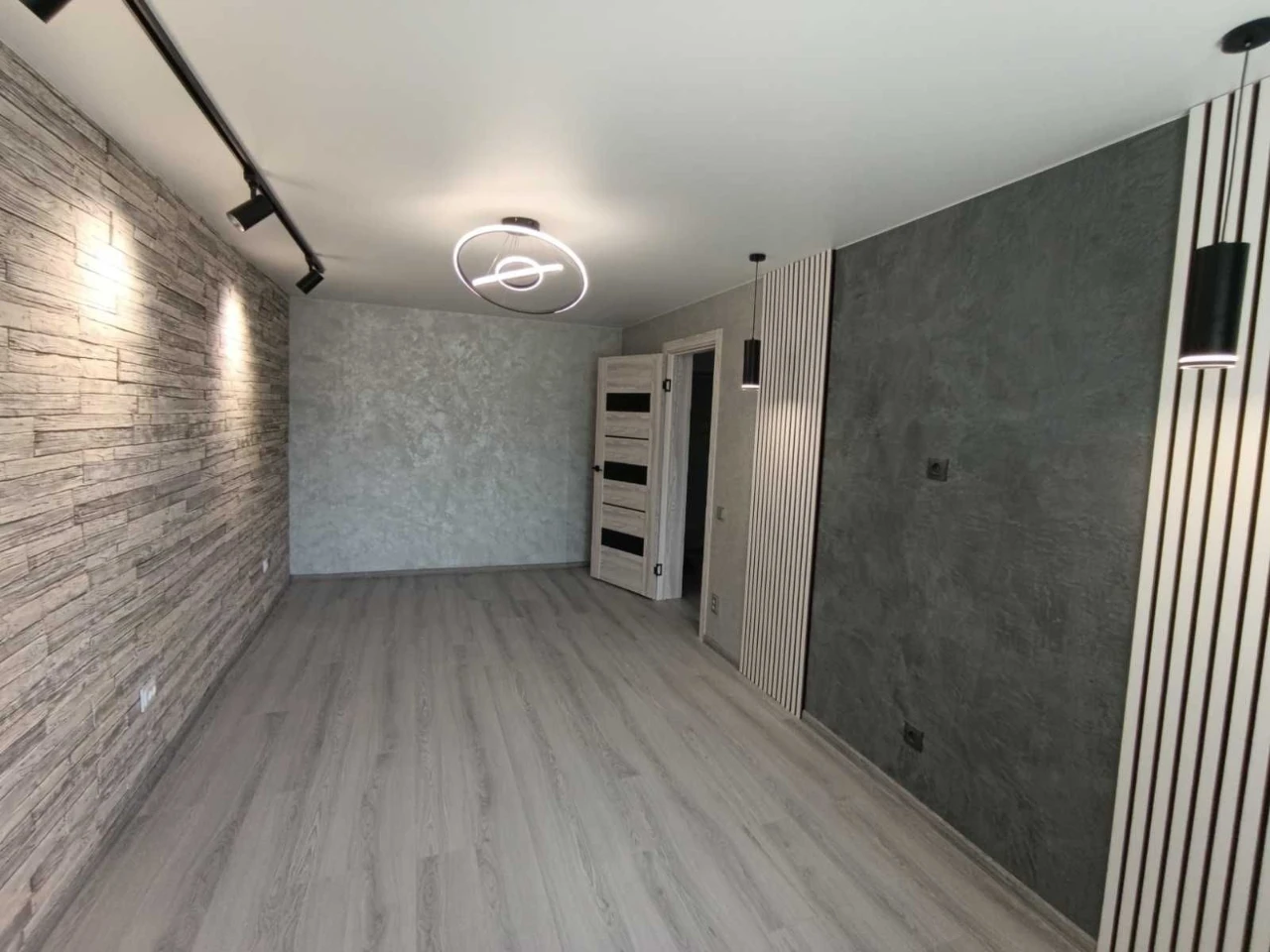 FOR SALE: 1-bedroom apartment in the city center on Freedom Avenue