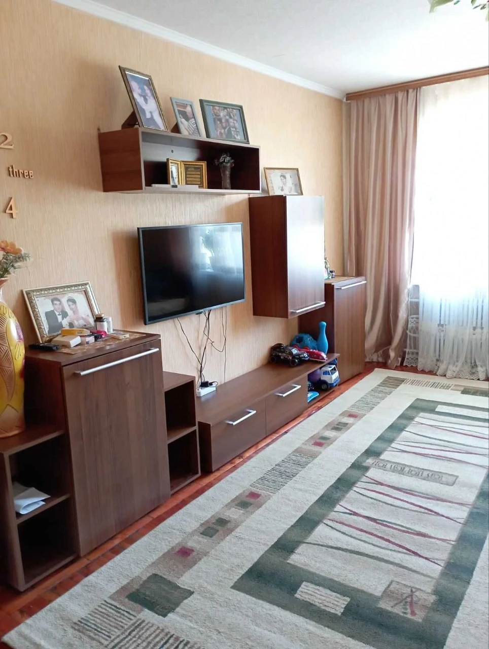 Продам 3-ком Левый Берег 5этаж мебель и техника, без долгов.