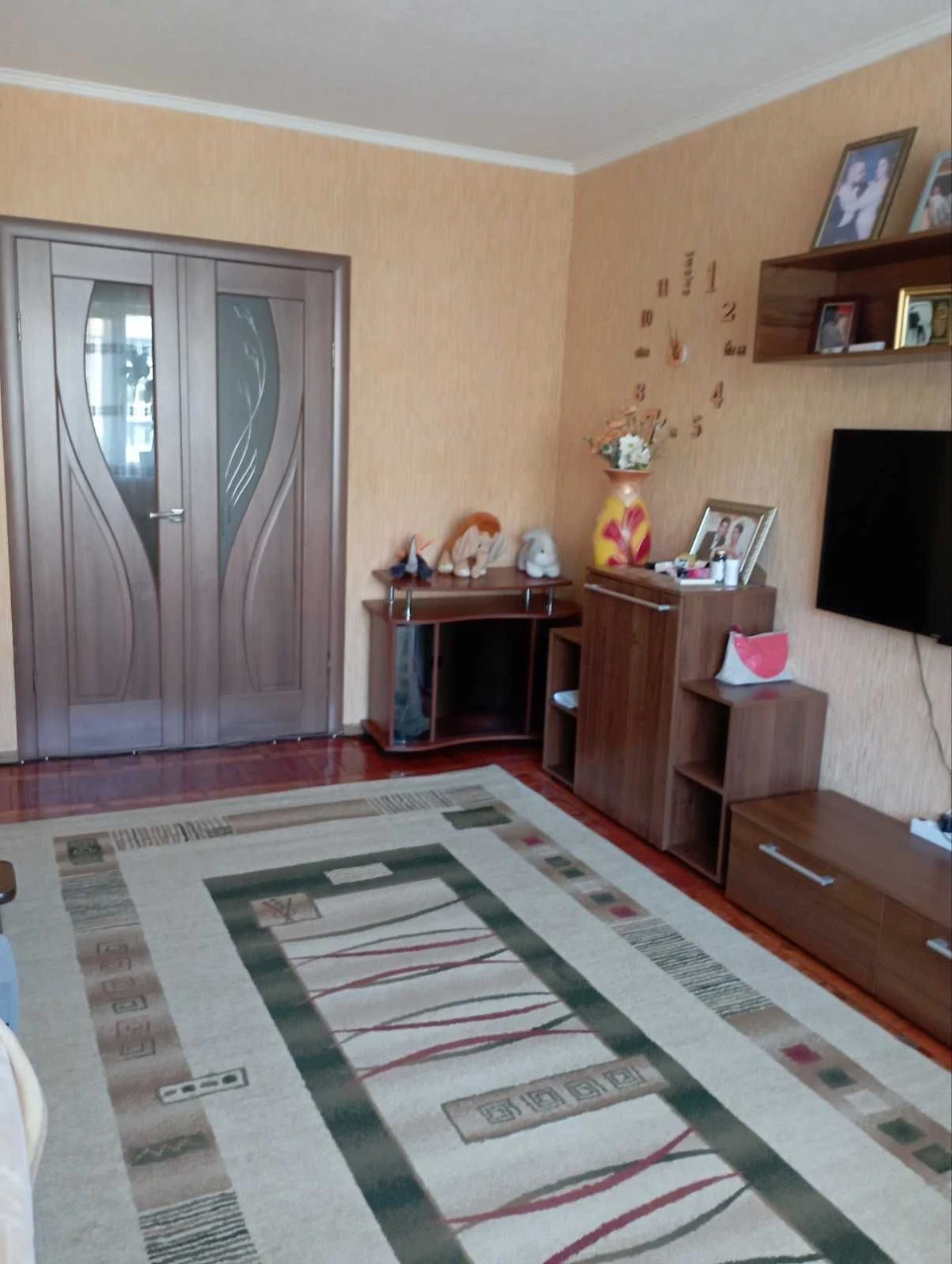 Продам 3-ком Левый Берег 5этаж мебель и техника, без долгов.