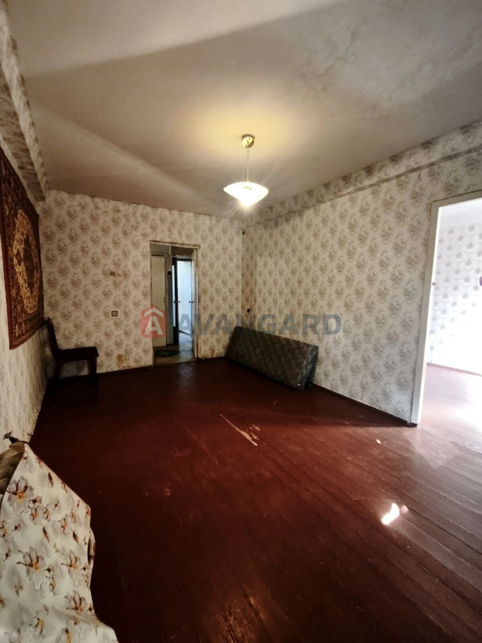 For Sale: 3-bedroom apartment. Under renovation. Zone: Train Station
