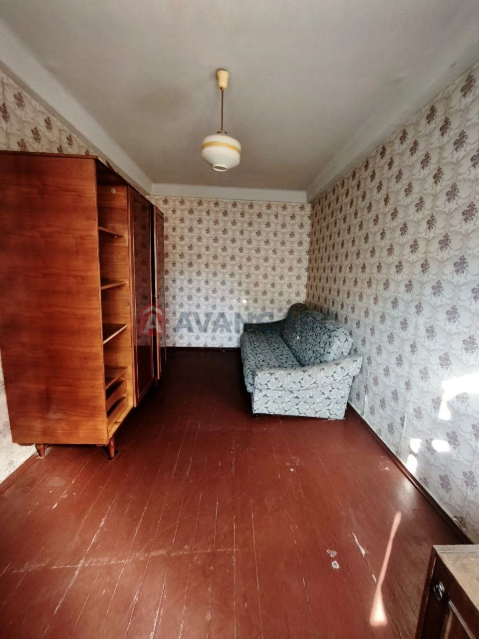 For Sale: 3-bedroom apartment. Under renovation. Zone: Train Station