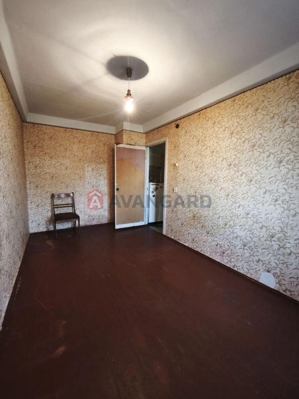 For Sale: 3-bedroom apartment. Under renovation. Zone: Train Station