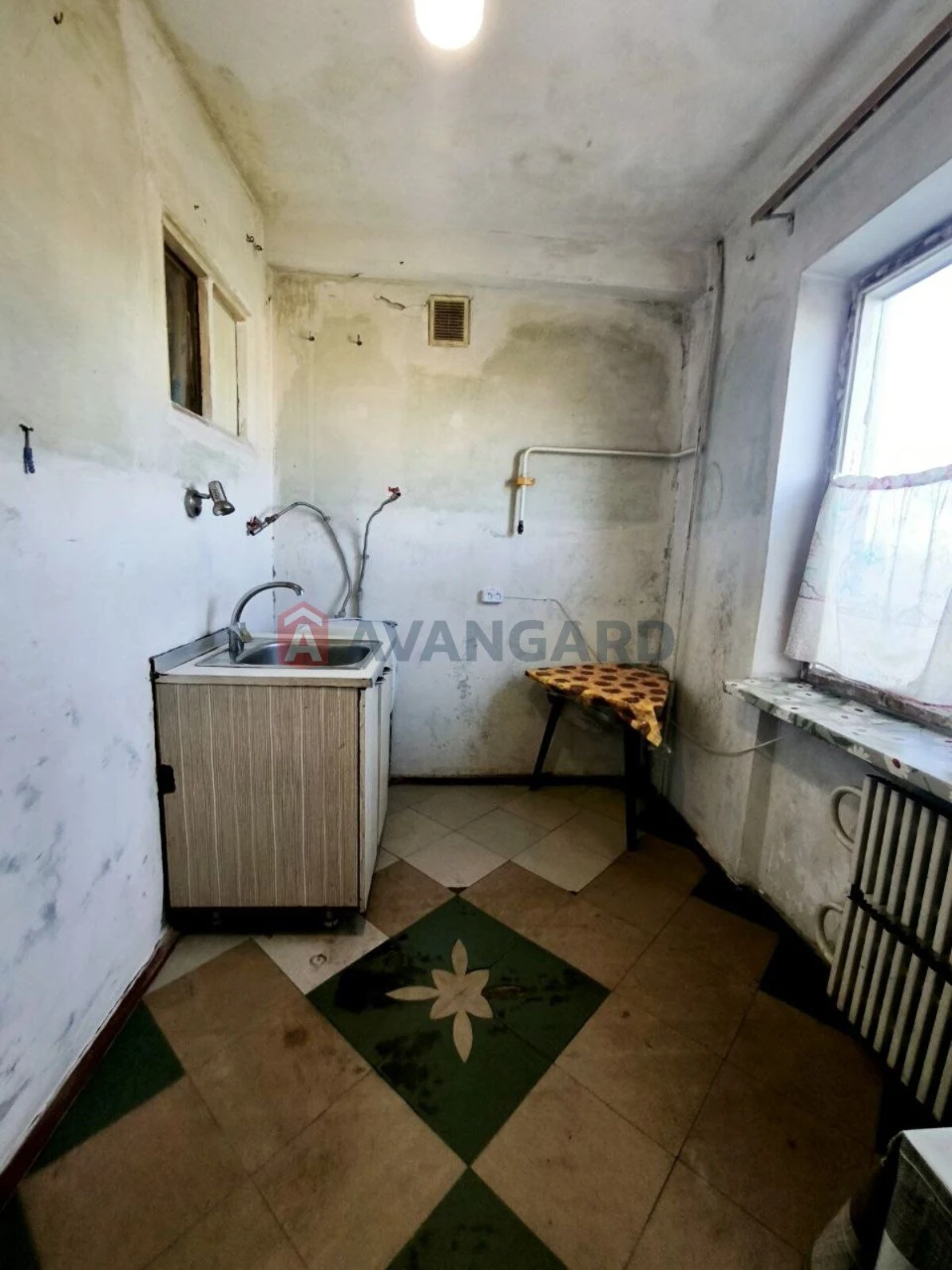 For Sale: 3-bedroom apartment. Under renovation. Zone: Train Station