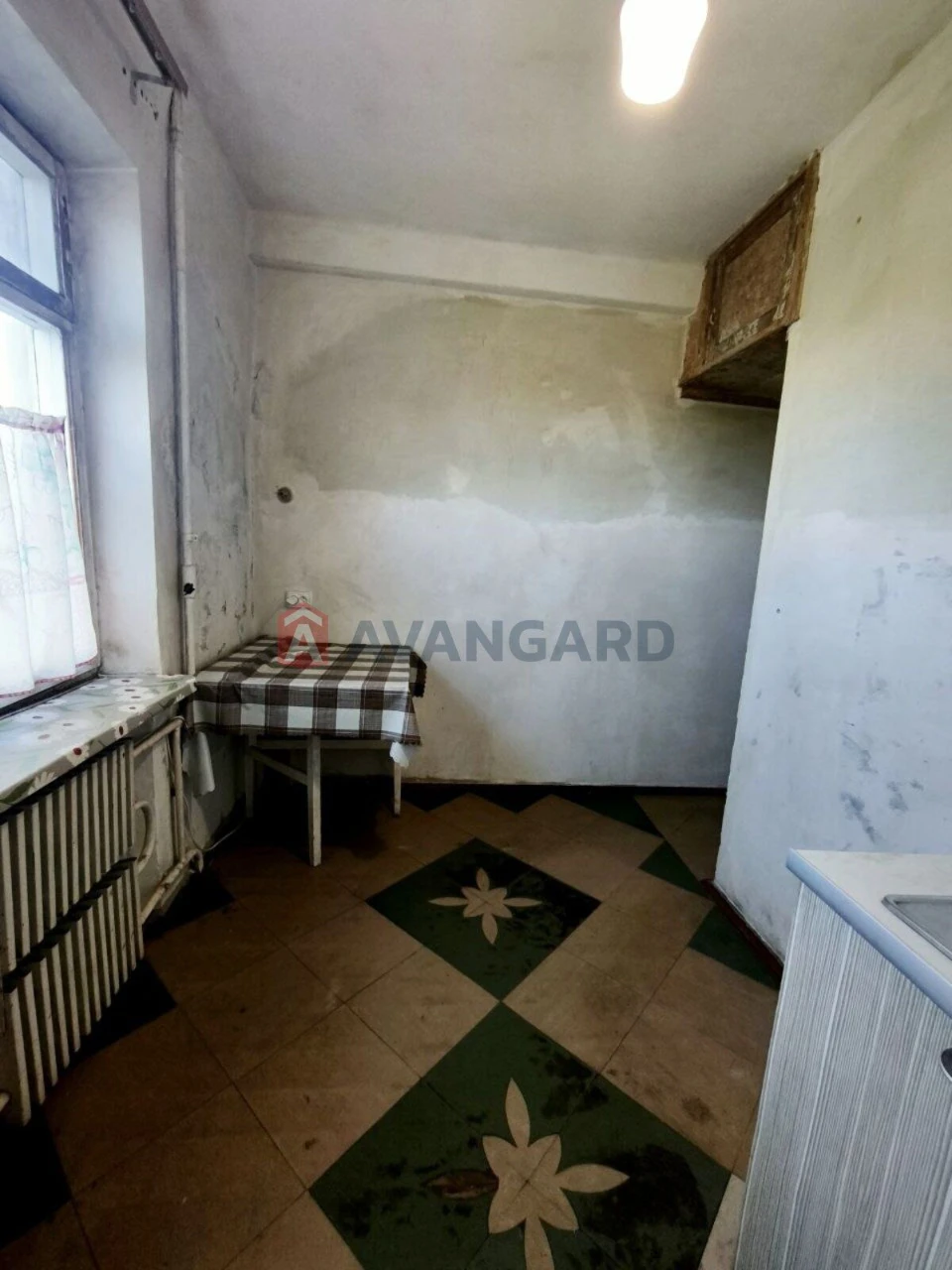 For Sale: 3-bedroom apartment. Under renovation. Zone: Train Station