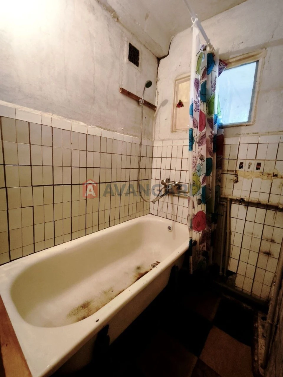 For Sale: 3-bedroom apartment. Under renovation. Zone: Train Station