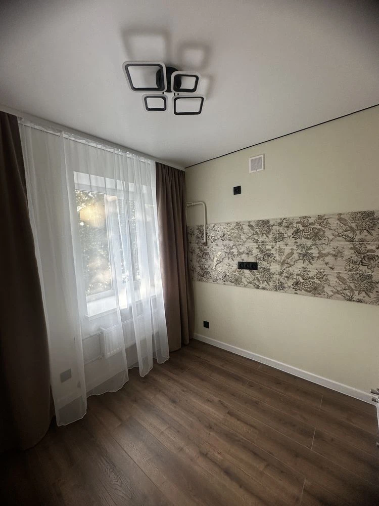 For Sale 2-room apartment with renovation near Aurora Avenue Station