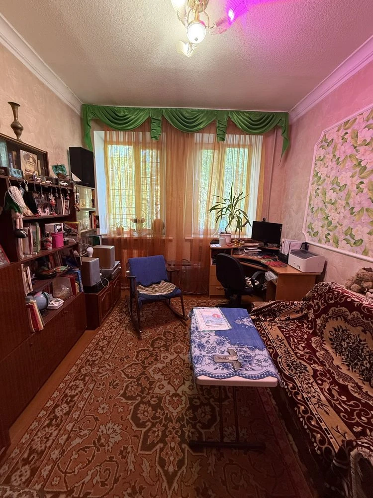 For Sale: 3-room apartment on the 2nd floor of a brick building in Dneprostroy!