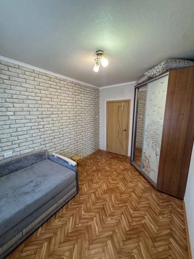 Продам 2-кімнатну квартиру. Л/б. Кінотеатр Мир.