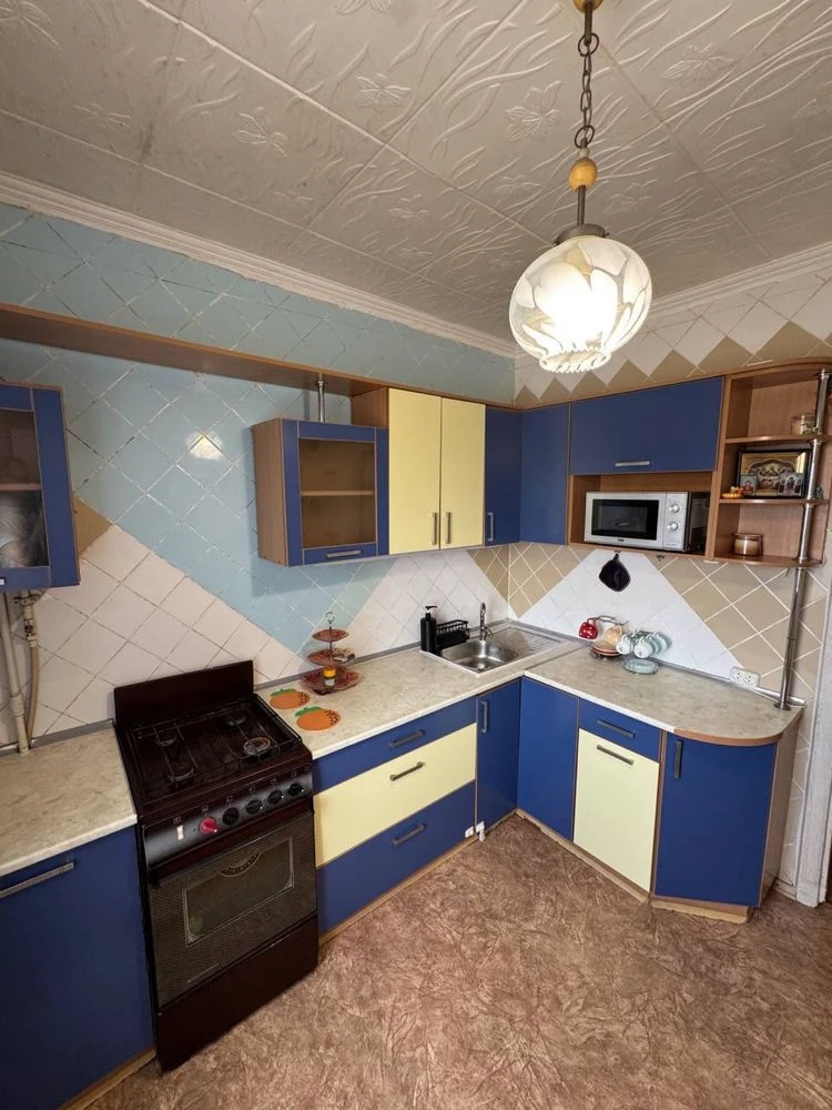 Продам 2-кімнатну квартиру. Л/б. Кінотеатр Мир.