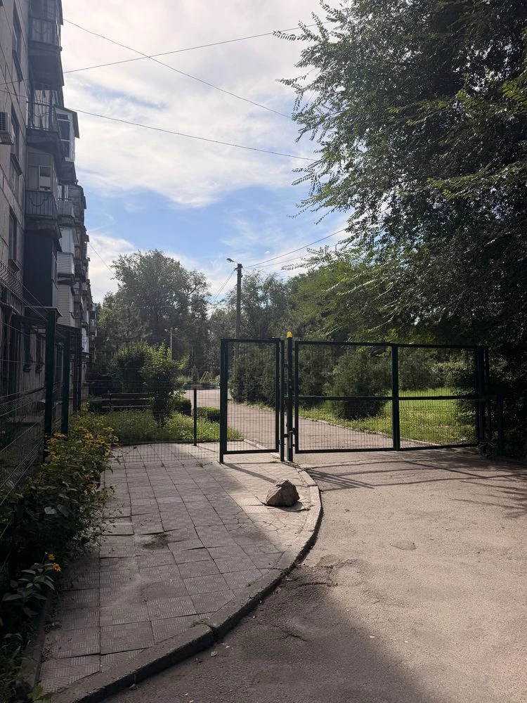 Продаётся 1-комнатная квартира, сталинка, центр города