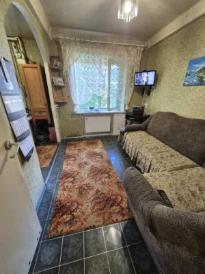 For Sale: 4 rooms on Matrosova Street