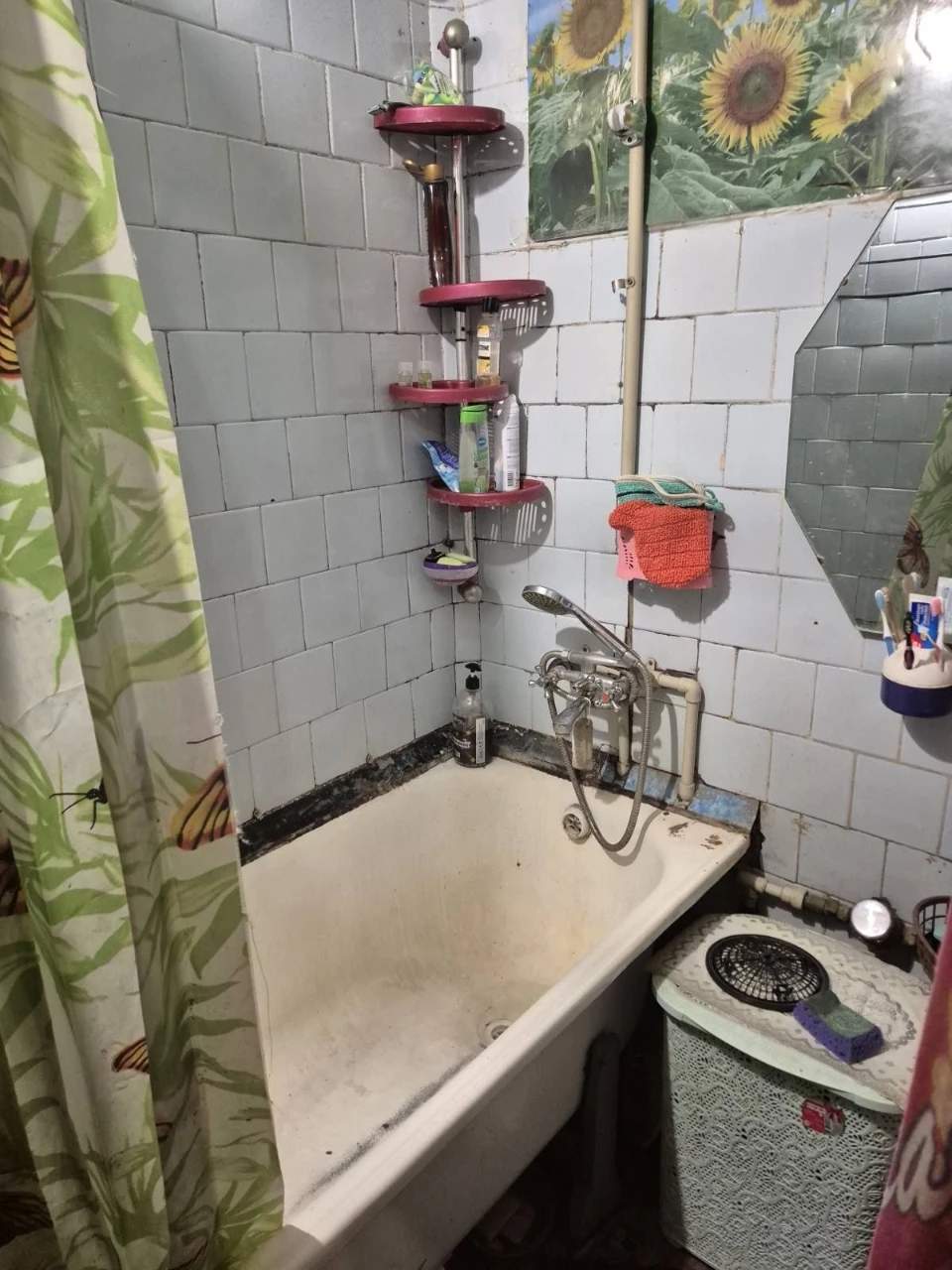 For Sale: 4 rooms on Matrosova Street