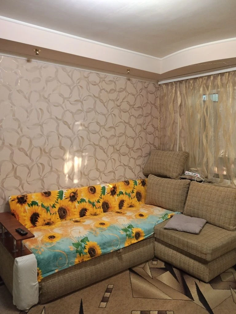 Продається 2-кімнатна квартира в Черемушках.