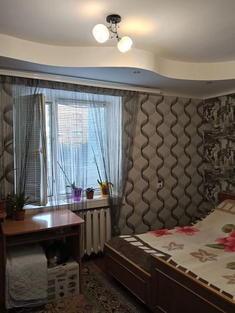 Продається 2-кімнатна квартира в Черемушках.