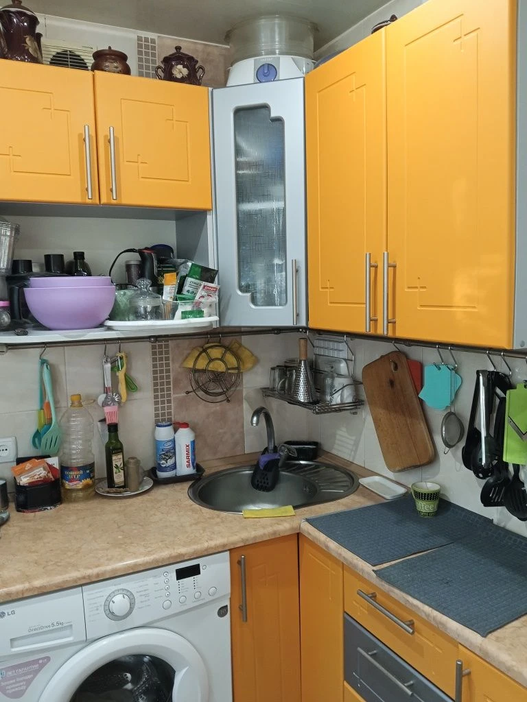 Продається 2-кімнатна квартира в Черемушках.