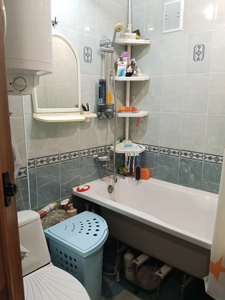 Продається 2-кімнатна квартира в Черемушках.