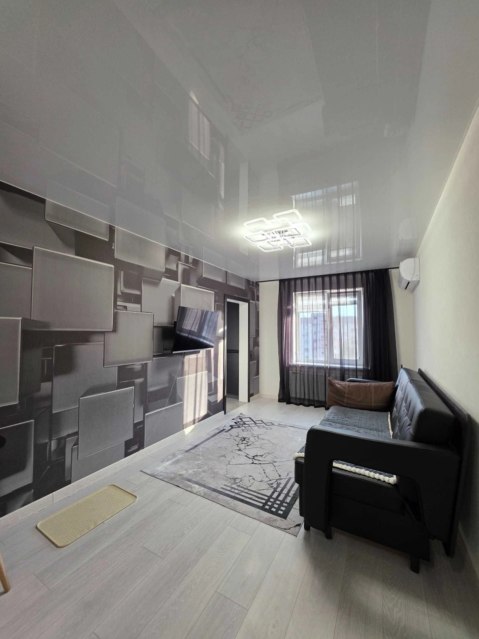 For sale, three-room apartment on the left bank of the city of Kam'yantsk