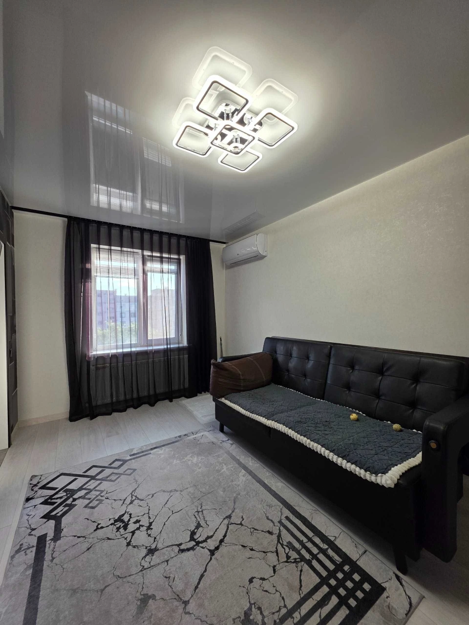 For sale, three-room apartment on the left bank of the city of Kam'yantsk