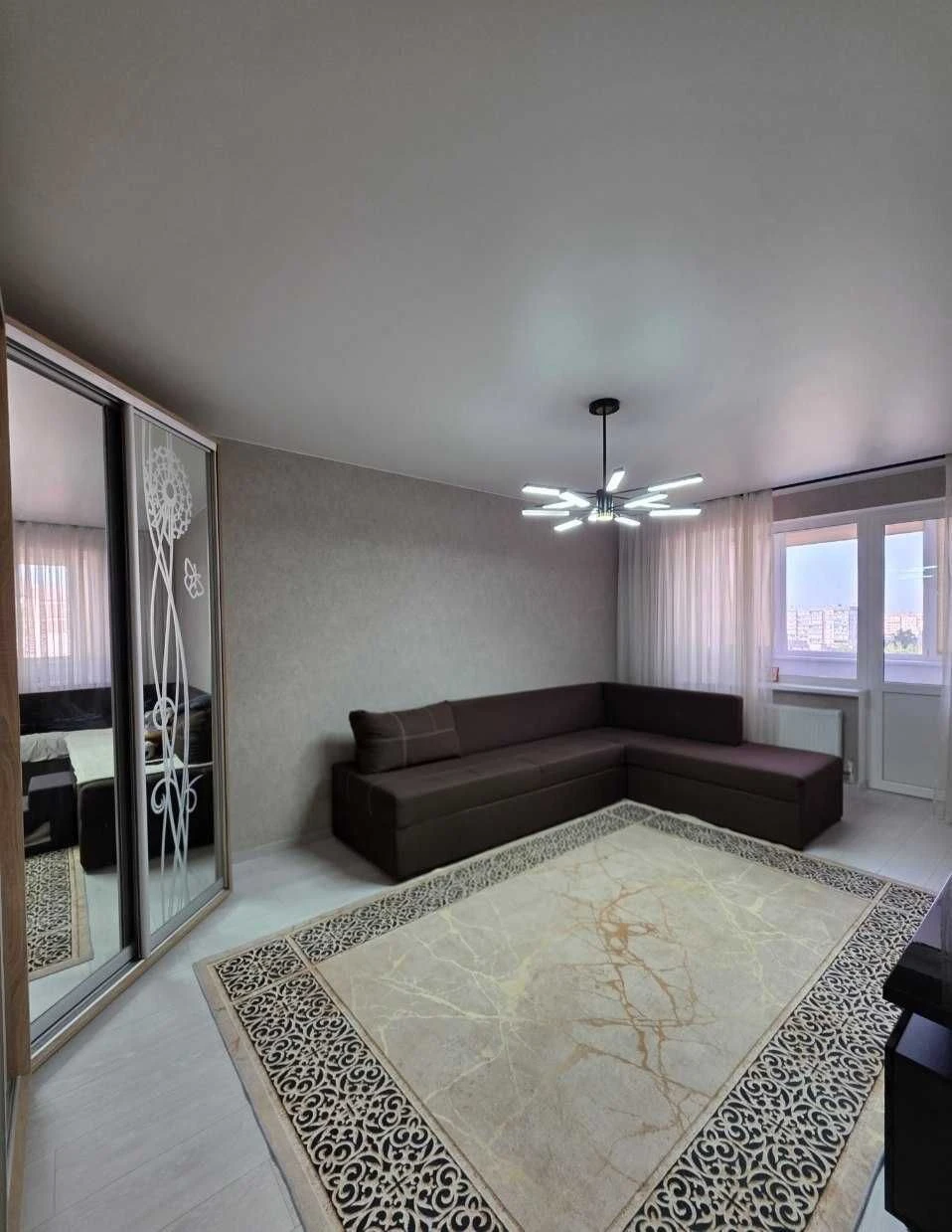 For sale, three-room apartment on the left bank of the city of Kam'yantsk