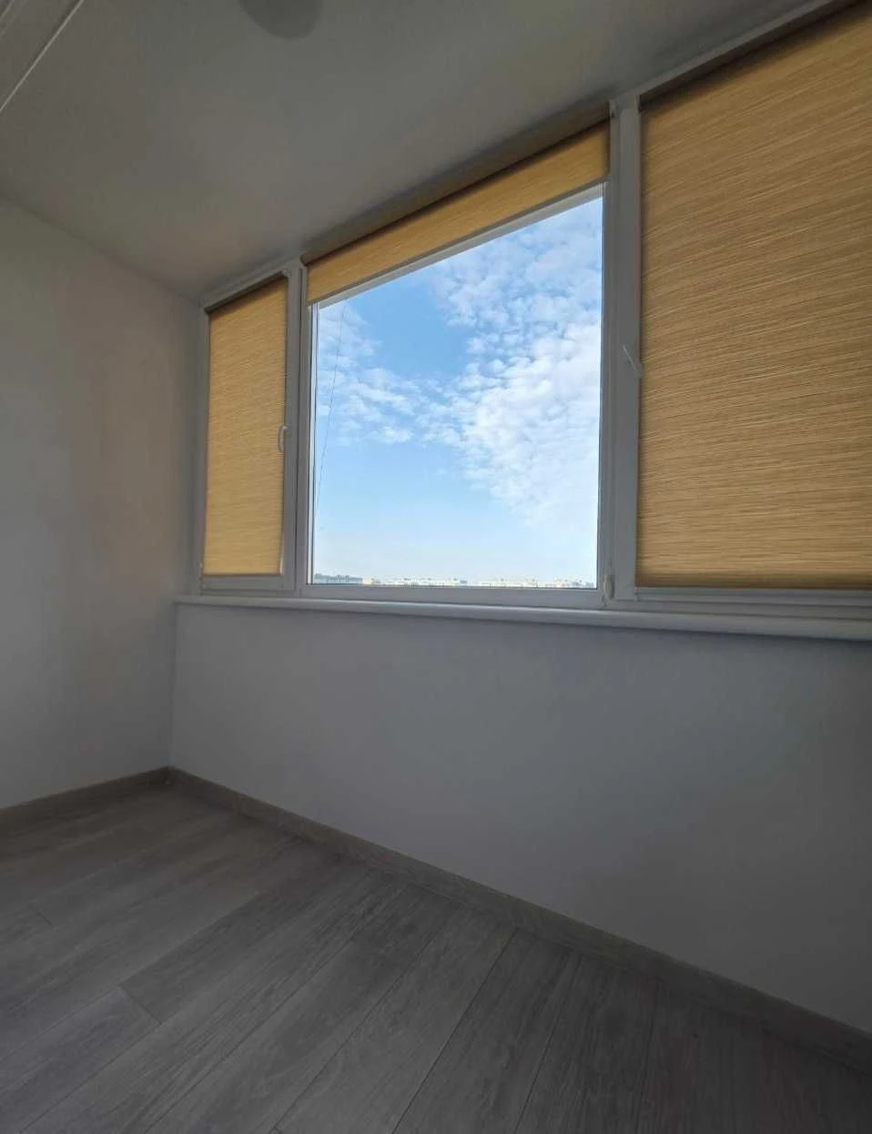 For sale, three-room apartment on the left bank of the city of Kam'yantsk