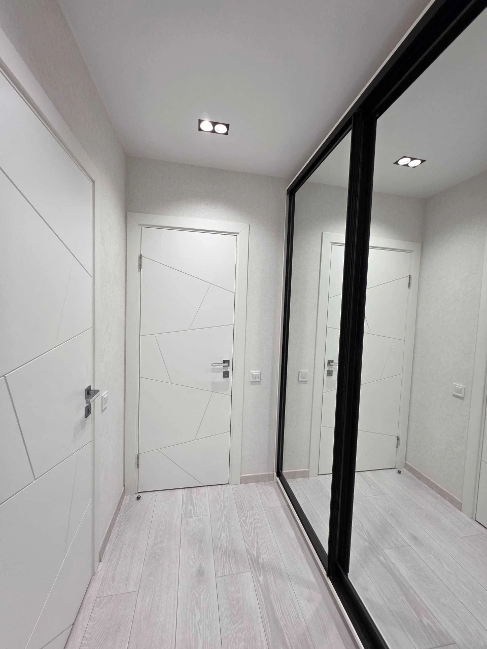 For sale, three-room apartment on the left bank of the city of Kam'yantsk