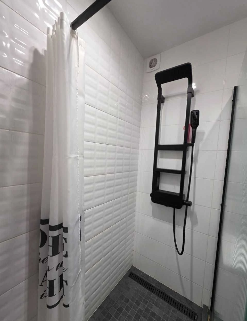For sale, three-room apartment on the left bank of the city of Kam'yantsk