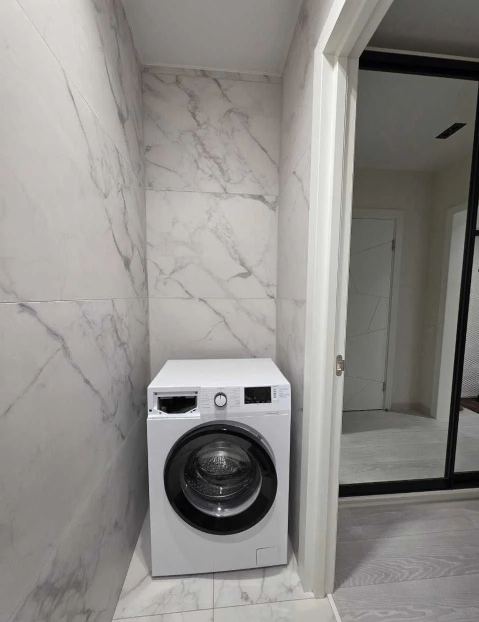 For sale, three-room apartment on the left bank of the city of Kam'yantsk