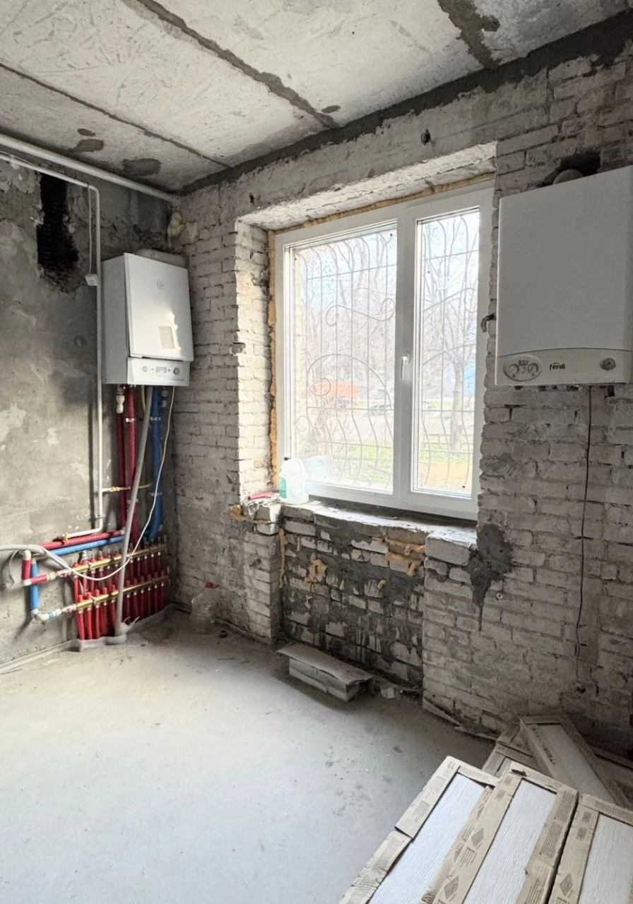 Sale of a 3-room apartment in the center of Stalinka! Area near the bus station. Gas