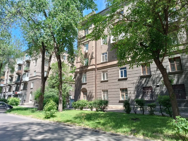 Three-room apartment in the city center from the owner
