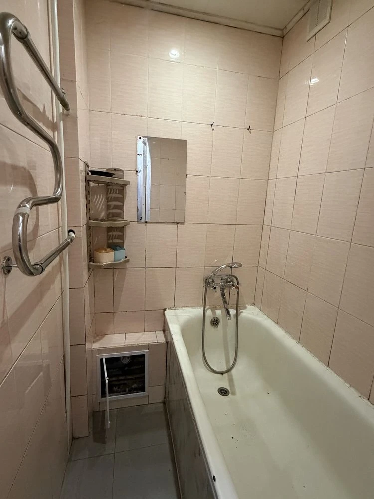For Sale: 4-room apartment on the Right Bank, "Cheremushki"