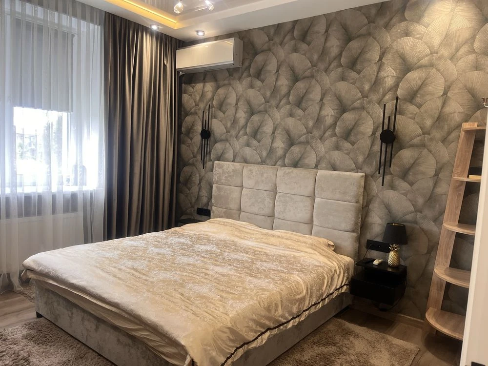 Продаж престижного 3-кімнатного апартаменту в центрі Кам'янського