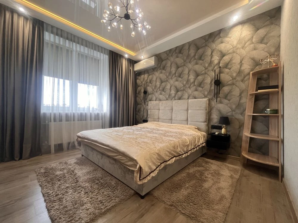 Продаж престижного 3-кімнатного апартаменту в центрі Кам'янського