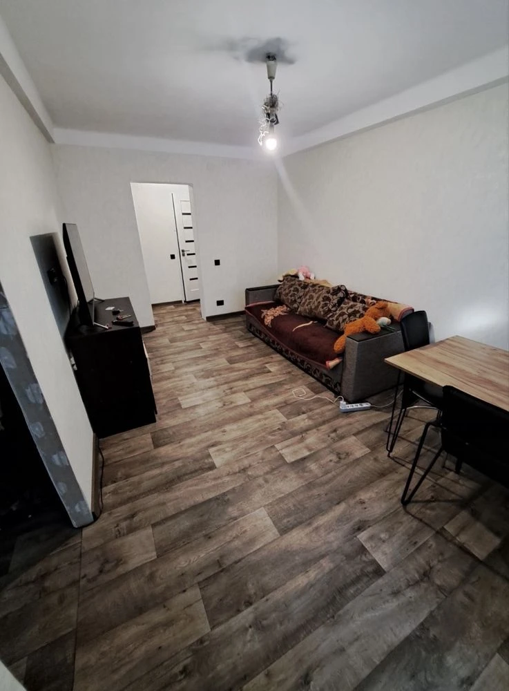 Продам 3 х ком  квартиру  Правый берег