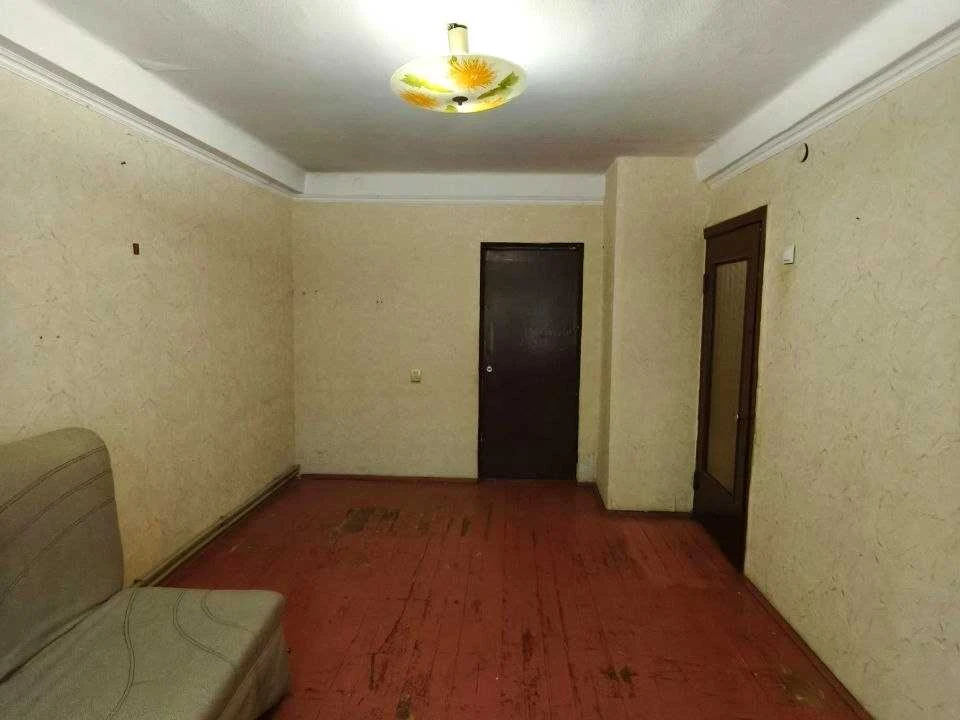 Apartment. Kamian's'ke, Kam'yan's'ke (Dniprozerzhynsk), Chestnut