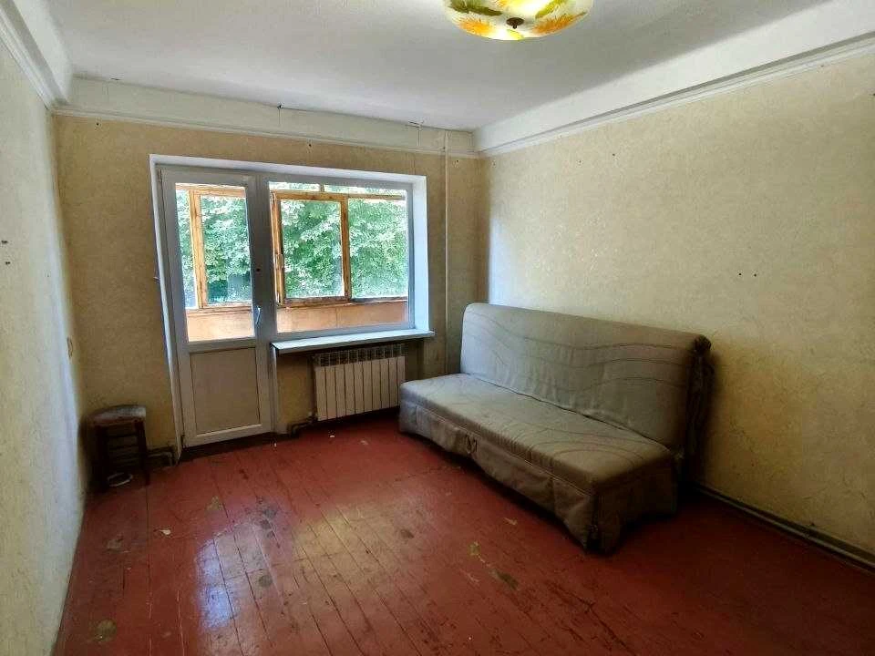 Apartment. Kamian's'ke, Kam'yan's'ke (Dniprozerzhynsk), Chestnut
