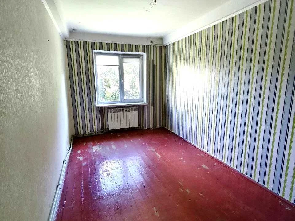 Apartment. Kamian's'ke, Kam'yan's'ke (Dniprozerzhynsk), Chestnut